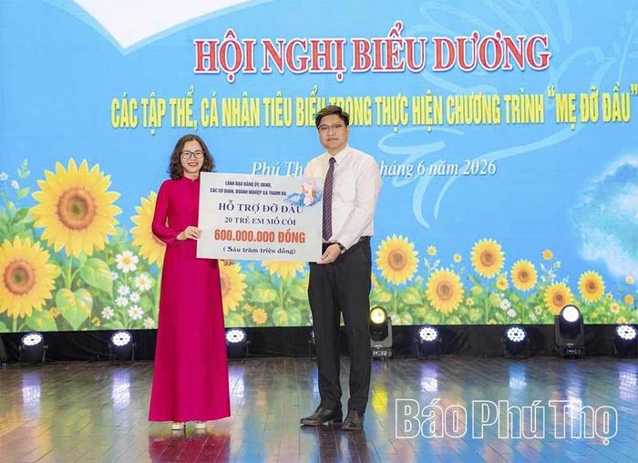 Đảng ủy, UBND và các cơ quan, doanh nghiệp xã Thanh Ba trao biển hỗ trợ đỡ đầu 20 trẻ em mồ côi trị giá 600 triệu đồng.