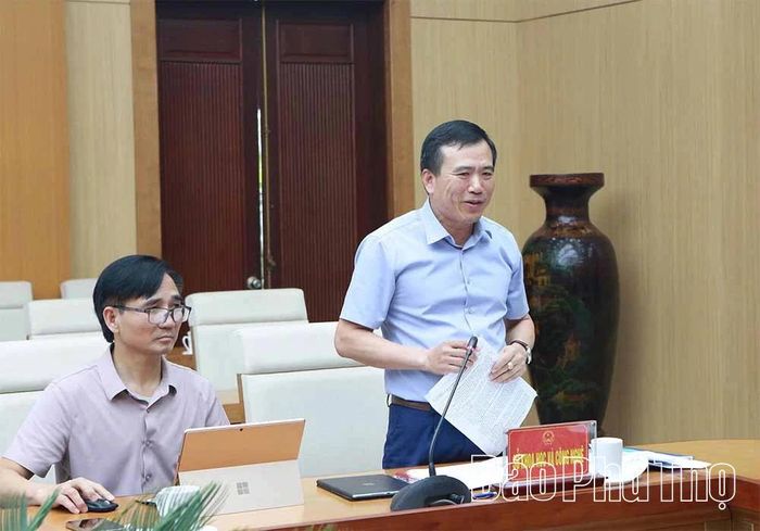 Đồng chí Nguyễn Minh Tường - Tỉnh ủy viên, Giám đốc Sở Khoa học và Công nghệ tỉnh Phú Thọ báo cáo tại hội nghị.