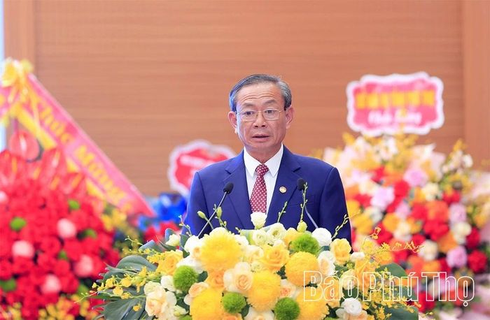 Đồng chí Phó Chủ tịch Thường trực Ủy ban MTTQ tỉnh Đinh Công Thực phát biểu tại Đại hội.
