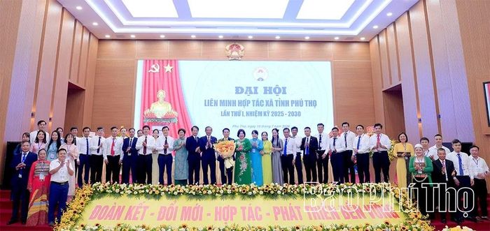 Các đồng chí: Chủ tịch Liên minh HTX Việt Nam Cao Xuân Thu Vân; Phó Chủ tịch Thường trực Ủy ban MTTQ tỉnh Đinh Công Thực tặng hoa chúc mừng Ban Chấp hành Liên minh HTX tỉnh nhiệm kỳ 2025 - 2030.