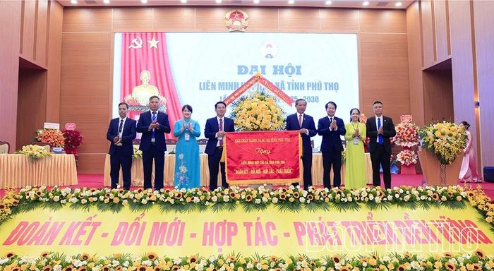 Thay mặt lãnh đạo tỉnh, đồng chí Phó Chủ tịch Thường trực Ủy ban MTTQ tỉnh Đinh Công Thực tặng Đại hội bức trướng với dòng chữ: "Liên minh Hợp tác xã tỉnh Phú Thọ Đoàn kết - Đổi mới - Hợp tác - Phát triển".