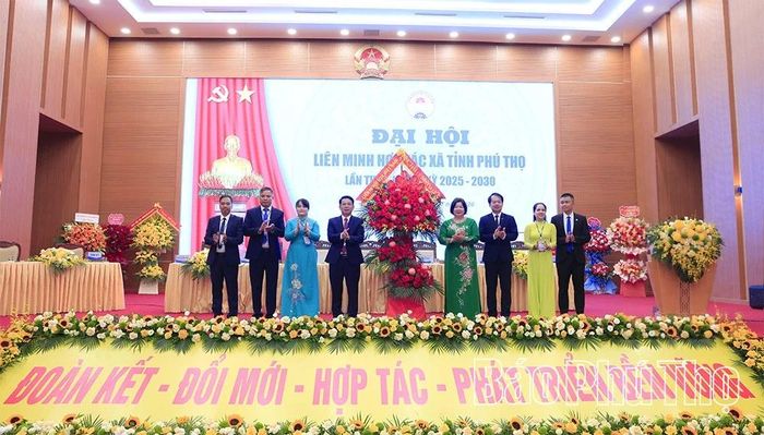 Đồng chí Chủ tịch Liên minh HTX Việt Nam Cao Xuân Thu Vân tặng lẵng hoa chúc mừng Đại hội.