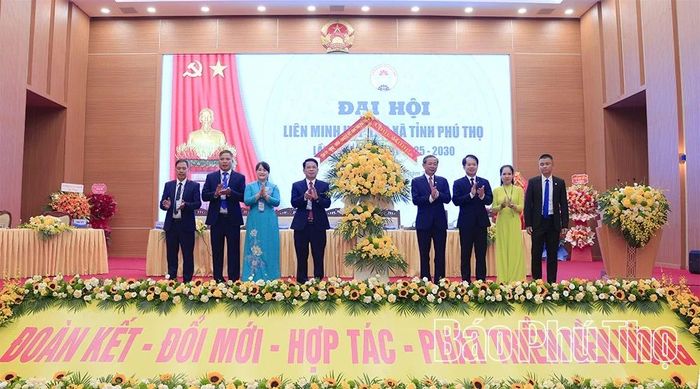 Đồng chí Phó Chủ tịch Thường trực Ủy ban MTTQ tỉnh Đinh Công Thực tặng lẵng hoa chúc mừng Đại hội.