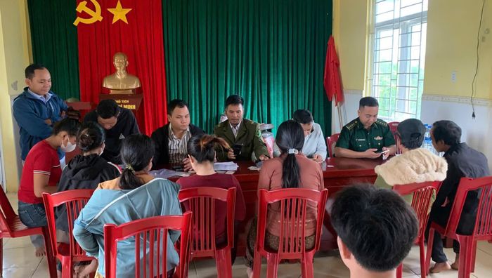 Đồn Biên phòng Ba Tầng phối hợp với xã A Dơi hỗ trợ bà con tích hợp thông tin trên ứng dụng VNeID - Ảnh: N.M