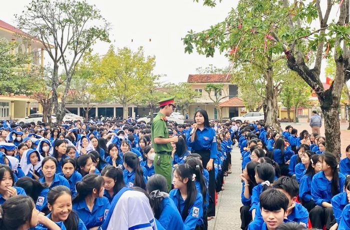 Công an xã Phú Trạch tổ chức tuyên truyền, phổ biến pháp luật cho học sinh Trường THPT Quang Trung - Ảnh: P.P