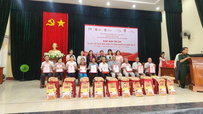 Các đại biểu trao quà cho đại diện thân nhân các gia đình liệt sĩ - Ảnh: Tạ Hưng