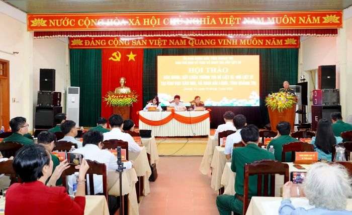 Các đại biểu nghe nhân chứng lịch sử cung cấp thông tin tại hội thảo - Ảnh: M.T
