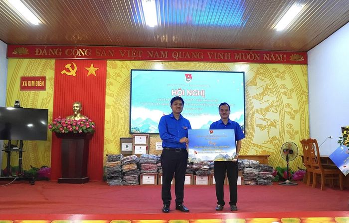 Đại diện các cụm thi đua trao biển tượng trưng hỗ trợ các công trình cho các xã - Ảnh: H.T