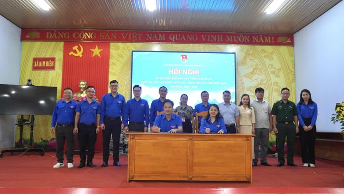 Đại diện Ban Thường vụ Tỉnh đoàn Quảng Trị và Ban Thường vụ Tỉnh đoàn Phú Thọ ký kết chương trình phối hợp - Ảnh: H.T