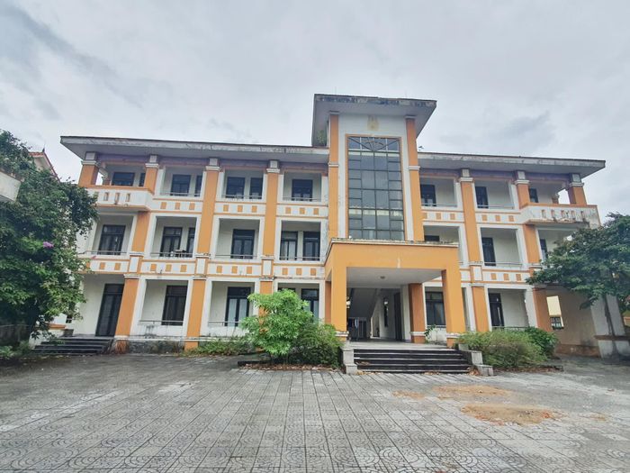 Một trong nhiều cơ sở nhà, đất sau sắp xếp đang bị bỏ trống, bỏ hoang - Ảnh: B.T
