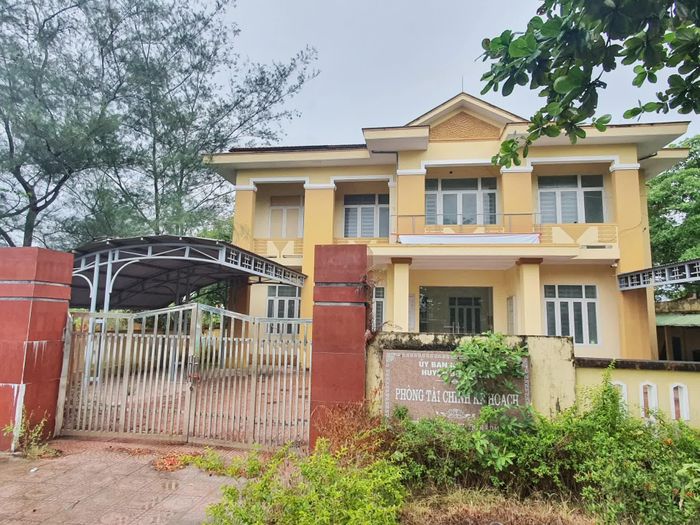Một trong nhiều cơ sở nhà, đất sau sắp xếp đang bị bỏ trống, bỏ hoang tại địa bàn xã Hoàn Lão - Ảnh: B.T