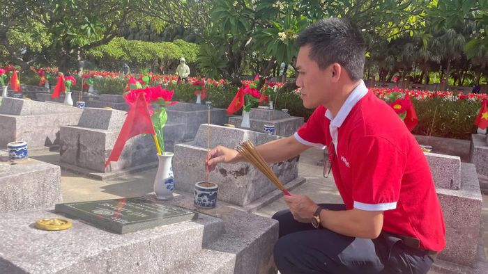 Các đoàn viên, thanh niên thắp hương lên các phần mộ - Ảnh: L.T