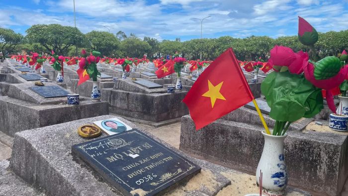 Phần mộ liệt sĩ sau khi được chỉnh trang - Ảnh: L.T