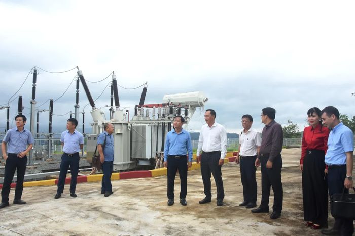 Đồng chí Nguyễn Văn Phương, Bí thư Tỉnh ủy khảo sát thực địa tại Nhà máy điện gió AMACCAO - Ảnh: Đ.V