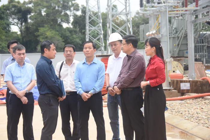 Đồng chí Nguyễn Văn Phương, Bí thư Tỉnh ủy kiểm tra thực địa Nhà máy điện gió LIG Hướng Hóa 1 - Ảnh: Đ.V