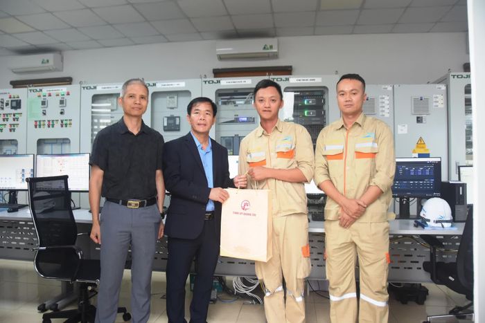Đồng chí Nguyễn Văn Phương, Bí thư Tỉnh ủy tặng quà động viên cán bộ, nhân viên Nhà máy điện gió Hướng Linh 8 - Ảnh: Đ.V