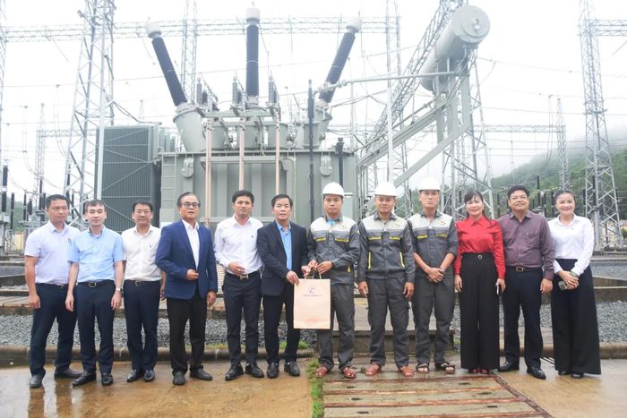 Đồng chí Nguyễn Văn Phương, Bí thư Tỉnh ủy tặng quà động viên cán bộ, nhân viên Nhà máy điện gió Phong Liệu - Ảnh: Đ.V