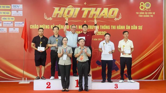 Ban Tổ chức trao giải Nhất môn cầu lông đôi nam lãnh đạo cho đội Agribank-Chi nhánh Bắc Quảng Bình; giải Nhì cho đội Sở Tư pháp; đồng giải Ba cho đội Văn phòng UBND tỉnh và Đoàn Kinh tế-Quốc phòng 79 - Ảnh: B.N