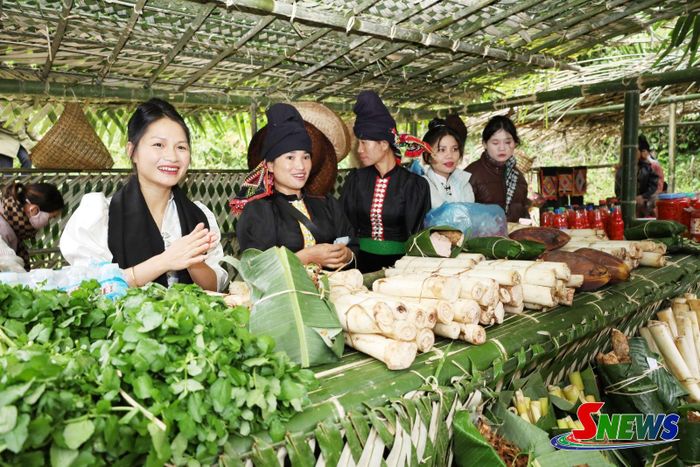 Nhân dân xã Chiềng Lao bày bán nông sản tại chợ phiên.