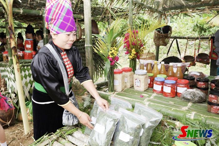 Người dân bày bán rêu khô tại chợ phiên xã Chiềng Lao.