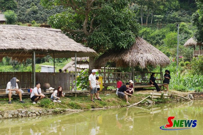 Du khách đến trải nghiệm câu cá tại bản Nà Phừm, phường Chiềng Cơi.