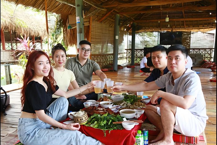 Du khách thưởng thức ẩm thực tại hồ câu Ông Ngọc, bản Ỏ Tra, xã Chiềng Mung.