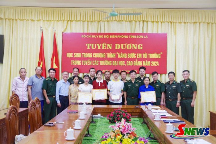 Lễ tuyên dương học sinh trong chương trình Nâng bước em tới trường trúng tuyển các trường đại học, cao đẳng năm 2024. Ảnh: PV