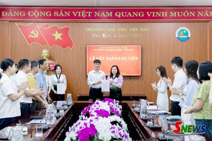 Lễ kết nạp đảng viên cho sinh viên Trường Đại học Tây Bắc.