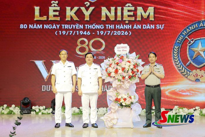 Đại diện Cục Quản lý Thi hành án dân sự tặng hoa chúc mừng Thi hành án dân sự tỉnh Sơn La
