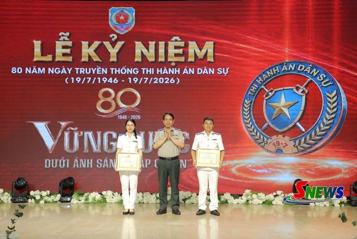 Đại diện Cục Quản lý Thi hành án dân sự chuyển trao Bằng khen cùa Bộ trưởng Bộ Tư pháp cho các tập thể, cá nhân.