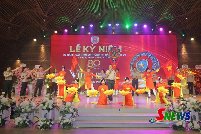 Tiết mục văn nghệ chào mừng Lễ kỷ niệm.