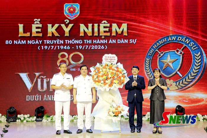 Lãnh đạo tỉnh tặng hoa chúc mừng Thi hành án dân sự tỉnh Sơn La.