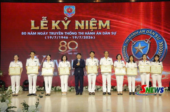 Đồng chí Phó Chủ tịch UBND tỉnh trao Bằng khen cho các cá nhân.