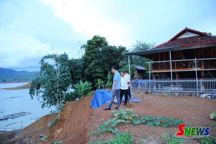 Lãnh đạo UBND xã Quỳnh Nhai kiểm tra các địa điểm có nguy cơ xảy ra sạt lở.