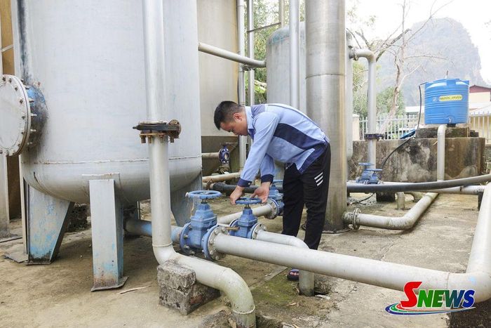 Kiểm tra bể lọc, bảo đảm chất lượng nước trước khi cấp cho người dân tai Trạm cấp nước Chiềng Xôm, phường Chiềng An.