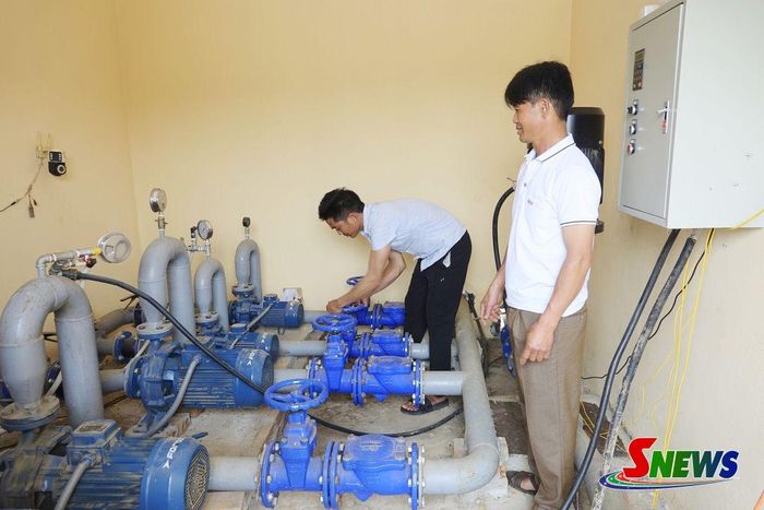 Cán bộ Trạm cấp nước xã Chiềng Sung kiểm tra hệ thống xử lý nước.