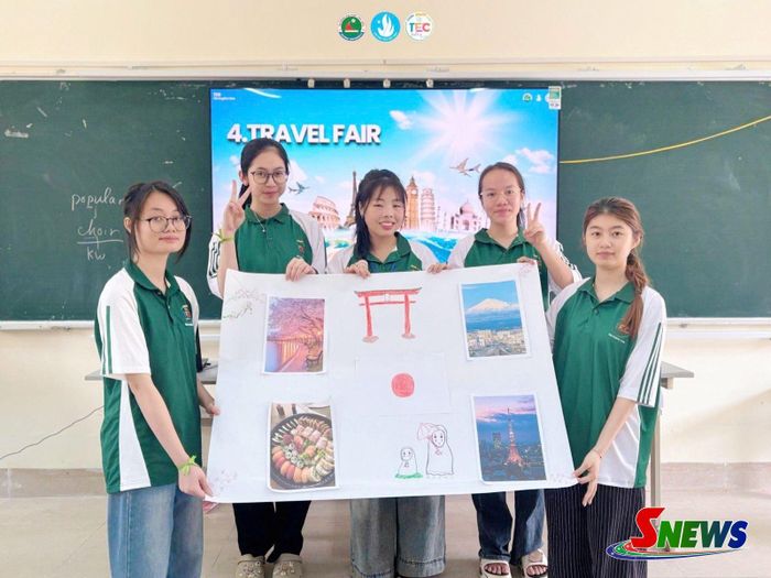 Ngân Hà (đứng thứ hai từ trái sang) trong một tiết học tại Trường Đại học Tây Bắc.  Ảnh: Nhân vật cung cấp