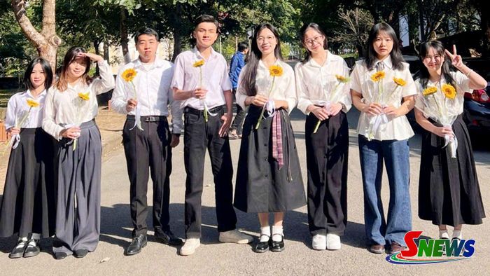 Ngân Hà (thứ ba từ phải sang), đang là sinh viên K65 Sư phạm Tiếng Anh, Đại học Tây Bắc.  Ảnh: Nhân vật cung cấp