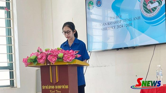 Hoàng Thị Ngân Hà phát biểu tại Đại hội Chi đoàn K65 Đại học Sư phạm Tiếng Anh, nhiệm kỳ 2024-2025.  Ảnh: Nhân vật cung cấp