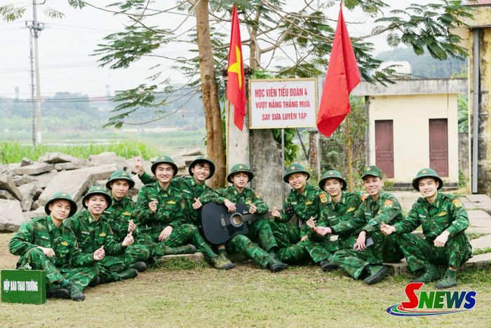 Hạ sĩ Lìa Xuân Ngọc (thứ 5 từ trái sang) cùng các bạn học trong giờ nghỉ giải lao.  Ảnh: Nhân vật cung cấp
