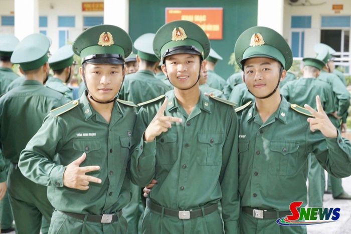 Hạ sĩ Lìa Xuân Ngọc (bên phải, ngoài cùng) tham gia hoạt động huấn luyện của Học viện Biên phòng.     Ảnh: Nhân vật cung cấp