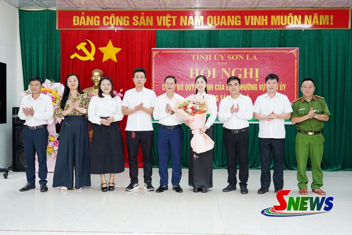 Ban Thường vụ Đảng ủy xã Muổi Nọi tặng hoa chúc mừng đồng chí Cầm Thị Huyền Trang.
