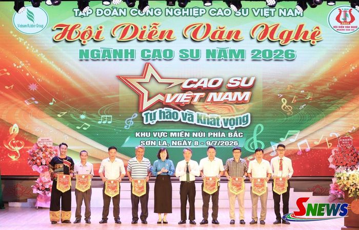 Ban tổ chức trao cờ lưu niệm cho các đoàn nghệ thuật.