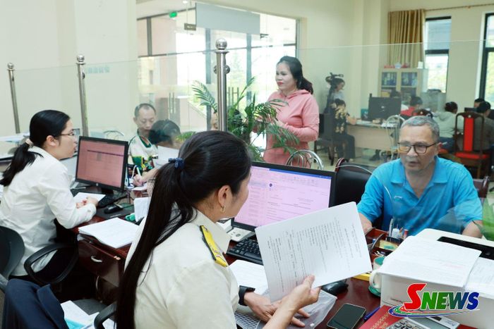 Công chức Thuế hướng dẫn người nộp thuế kê khai thuế.