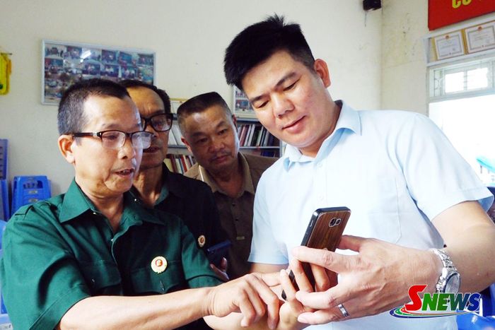 Cán bộ Ủy ban MTTQ Việt Nam phường Chiềng Sinh hướng dẫn hội viên cựu chiến binh sử dụng nền tảng "Mặt trận số".