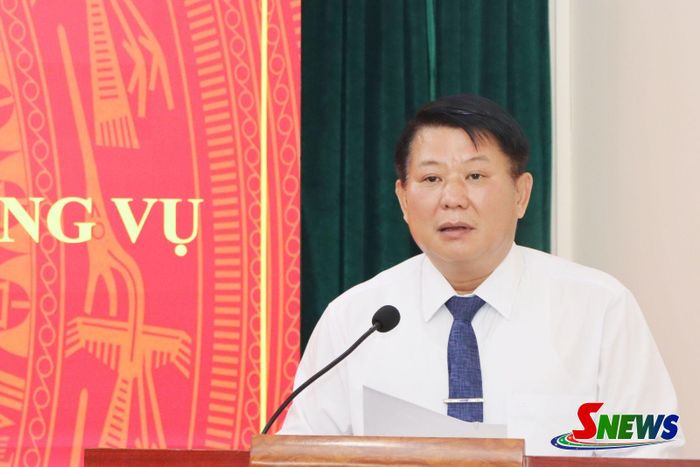 Đồng chí Lò Minh Hùng phát biểu giao nhiệm vụ cho đồng chí Huỳnh Minh Tuấn.