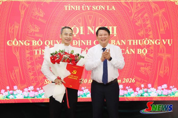 Đồng chí Lò Minh Hùng trao quyết định và tặng hoa chúc mừng đồng chí Huỳnh Minh Tuấn.