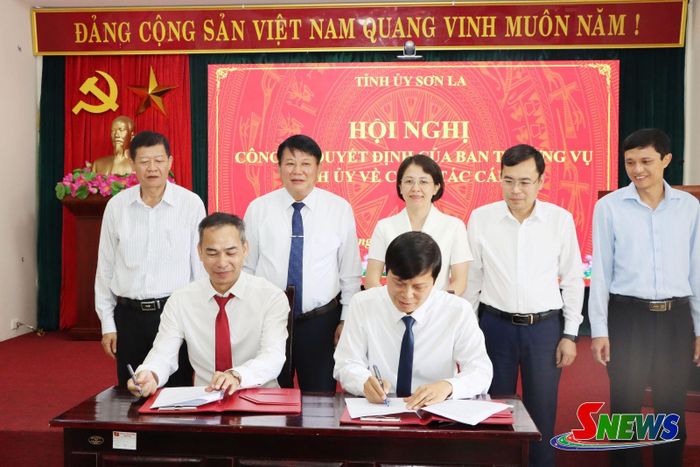 Ký biên bản bàn giao nhiệm vụ Phó bí thư chuyên trách Đảng ủy Các cơ quan Đảng tỉnh.