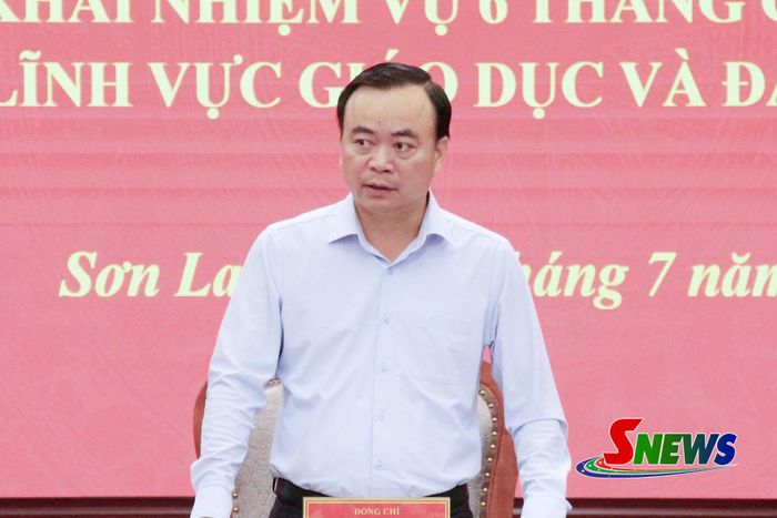 Đồng chí Hà Trung Chiến, Ủy viên Ban Thường vụ Tỉnh ủy, Phó Chủ tịch Thường trực UBND tỉnh phát biểu tại hội nghị.