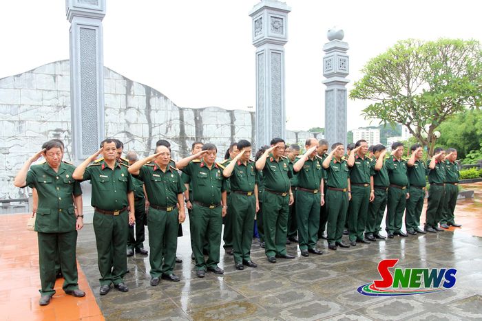 Các Đại biểu dâng hương tại Đền thờ Bác Hồ ở Quảng trường Tây Bắc